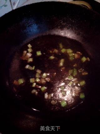 五花肉炖酸菜的做法步骤：2