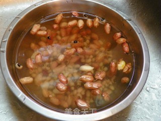 无花果眉豆花生鸡脚汤的做法步骤：1