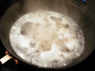 无花果眉豆花生鸡脚汤的做法步骤：5