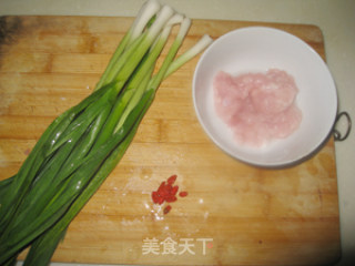 2分钟打造小宝宝超爱的下饭菜【蒜苗肉末】的做法步骤：1