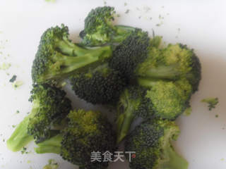 绿树银花（火锅豆腐拌西兰花）的做法步骤：2