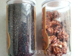 年味回忆——核桃芝麻糖的做法步骤：1