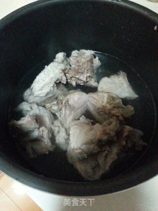 大骨头炖酸菜的做法步骤：2