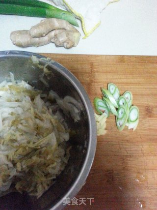 大骨头炖酸菜的做法步骤：4