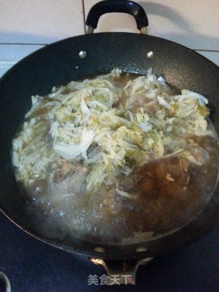 大骨头炖酸菜的做法步骤：9