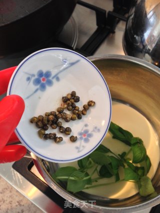 青胡椒奶油虾球的做法步骤：6