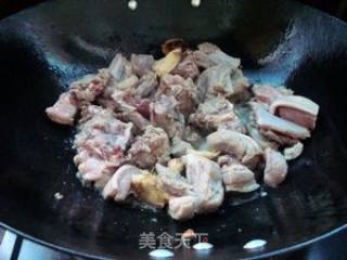 野生熟菌粉煮野猪肉的做法步骤：5