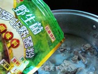 野生熟菌粉煮野猪肉的做法步骤：9