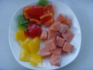 五彩缤纷---彩椒三文鱼的做法步骤：1