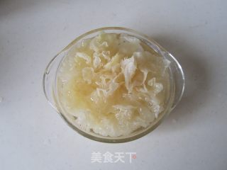 百合雪梨银耳羹的做法步骤：1