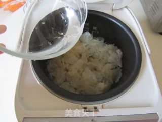 百合雪梨银耳羹的做法步骤：2
