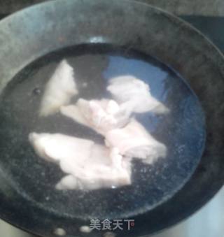 黄豆枸杞煲猪蹄的做法步骤：1