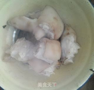 黄豆枸杞煲猪蹄的做法步骤：2