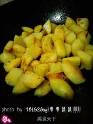 麻辣小吃：香辣干锅土豆的做法步骤：4