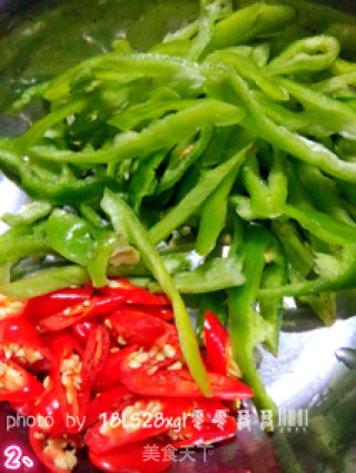 清爽小菜：双椒炒木耳的做法步骤：2