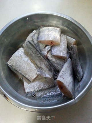 家常焖带鱼的做法步骤：1