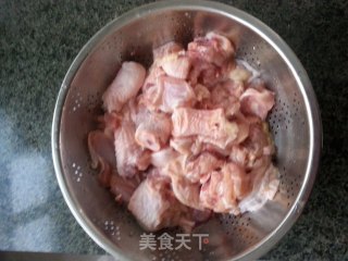 土豆炖鸡块的做法步骤：1