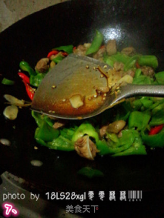 美味家常菜：尖椒炒肉的做法步骤：7