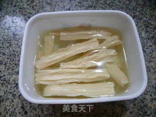 青椒腐竹炒花生仁的做法步骤：2