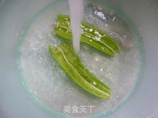青椒腐竹炒花生仁的做法步骤：3