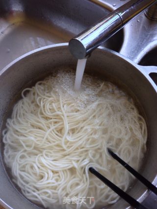 滑蛋金菇拌面的做法步骤：2