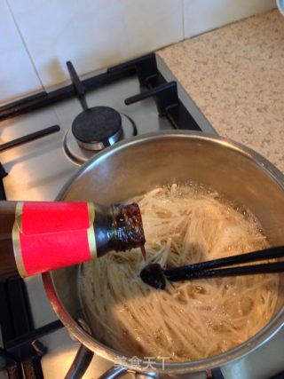 滑蛋金菇拌面的做法步骤：7