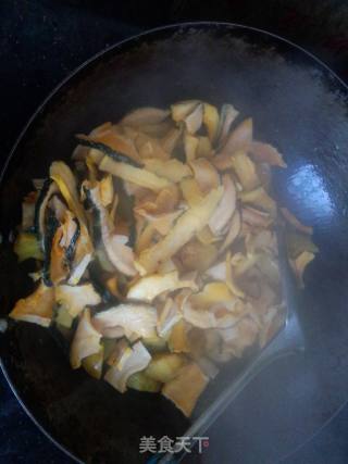 油焖土豆南瓜干的做法步骤：7