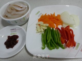 正宗韩式辣炒鱿鱼的做法步骤：1