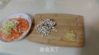 五彩土豆丝的做法步骤：1