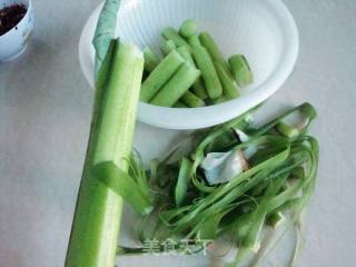 水腌菜炒芋杆的做法步骤：1