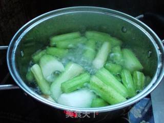 水腌菜炒芋杆的做法步骤：2