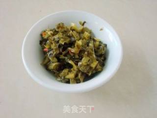 水腌菜炒芋杆的做法步骤：4