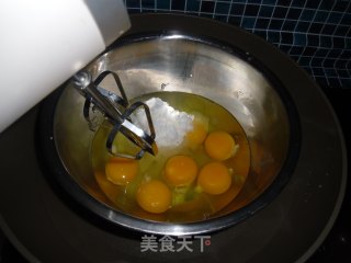 草莓奶油小纸杯的做法步骤：1