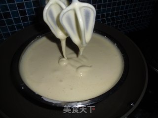草莓奶油小纸杯的做法步骤：2