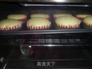 草莓奶油小纸杯的做法步骤：6