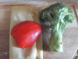 西兰花炒豆腐皮的做法步骤：1