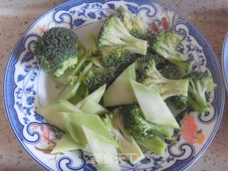 西兰花炒豆腐皮的做法步骤：2