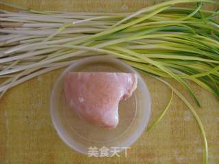 蒜苗炒鸡丝的做法步骤：1