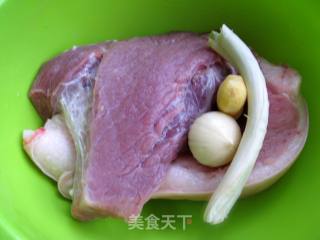孜然猪柳的做法步骤：1