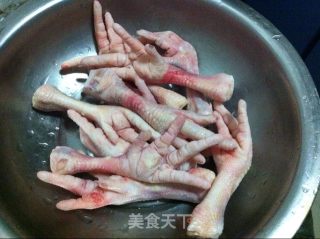 虎皮鸡爪的做法步骤：1