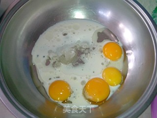 草莓圣诞老人蛋糕的做法步骤：2