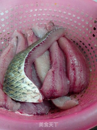 【秋风起，食腊味】自制腊鱼干的做法步骤：1