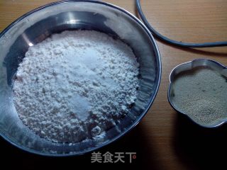 蔬菜沙拉花色面包的做法步骤：1