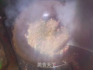 [处理剩饭的好办法]洋葱肉丁炒饭的做法步骤：4