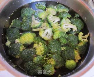 葱油西兰花的做法步骤：1