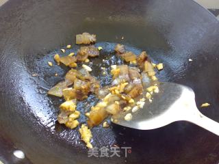 五香腊肉炒慈菇的做法步骤：3