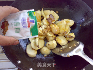 五香腊肉炒慈菇的做法步骤：4