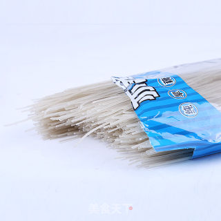 老友炒旱藕粉丝的做法步骤：1