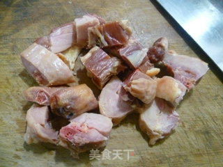 花生米炒腊鸡腿的做法步骤：3