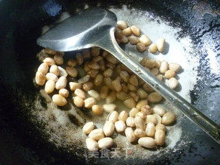 花生米炒腊鸡腿的做法步骤：4
